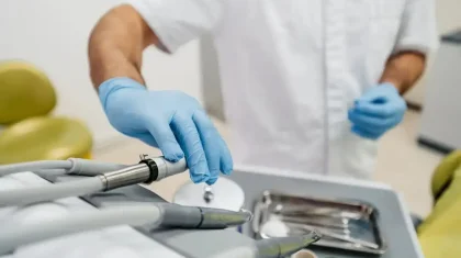 Атырауда тісін емдетіп отырған әйел дәрігердің бұрғысын жұтып қойды