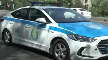 Алматыда көшенің қақ ортасында тұрған полицейді көлік қағып кетті (ВИДЕО)