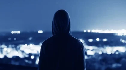 Алматыда ер адам 13 жастағы қыз балаға өзімен бірге еріп жүру үшін 300 мың теңге ұсынған (ВИДЕО)