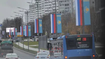 Қазақстанның көк туы Мәскеу көшелерінде желбіреп тұр (ВИДЕО)