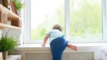 Атырауда екі жасар бүлдіршін бесінші қабаттан құлап кетті