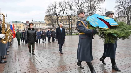 Тоқаев «Белгісіз жауынгер бейіті» ескерткіш мемориалына гүл шоғын қойды