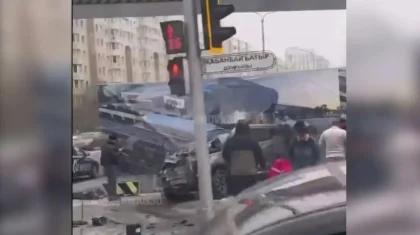 Астанада жеңіл көлік бағанаға соғылып, жүргізушісі қаза тапты (ВИДЕО)