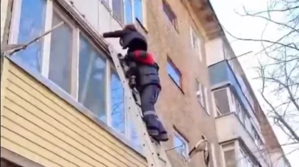 Қарағандыда мектеп оқушысы жоғары қабаттан құлап кете жаздады (ВИДЕО)