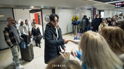 Берлин әуежайында шетелдік фанат Димашқа күй шертіп берді