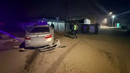 Семейде әйел жүргізуші жол апатын жасады: бір көлік аударылып қалды