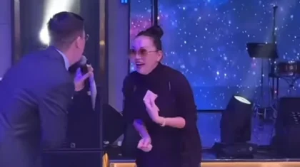 «Тірідей көрдім»: Баян Алагөзоваға сыйлық бермеген тамада сынға қалды (ВИДЕО)