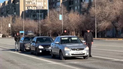 Семейдегі жүргізушілер көшенің қақ ортасына тоқтап, бір минут көліктен түсуге ынта танытты (ВИДЕО)