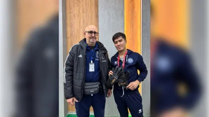 «Уәдесінде тұрды»: Тибо Куртуа өзі келмесе де, Астанадағы жанкүйеріне қолғабын беріп жіберген