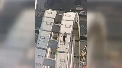 Астанада ер адам мас күйінде көпірдің төбесіне шығамын деп сотты болды