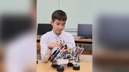 Астанада 7-сынып оқушысы кубик рубикті бір минутта жинайтын робот құрастырып шығарды