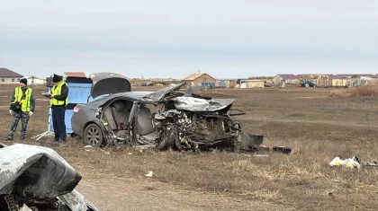 БҚО-да екі көлік бетпе-бет соқтығысып, біреуі өртеніп кетті: 8 адам қаза болды (ВИДЕО)