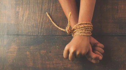 Қолын байлап, жалғыз қалдырып кеткен: Қарағандыда әйел адам ата-ана құқығынан айырылды