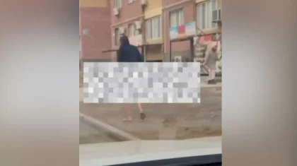 Атырау облысында еңгезердей ер адам көшеде іш киімсіз серуендеп жүрген (ВИДЕО)