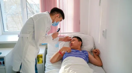 Астанада хирургтер көзі көрмей қалған жас жігітке ота жасап, жанарын қалпына келтірді