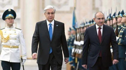 Тоқаев Ақордада Пашинянді салтанатты түрде қарсы алды