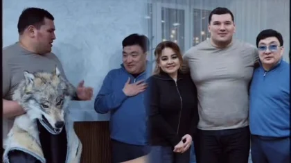 «Қазақстан барысы» әнші Тоқтар Серіковке ерекше сыйлық жасады