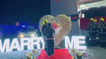 «Marry me?»: Ақмола облысында өрт сөндіруші сүйіктісіне ерекше жағдайда ұсыныс жасады (ВИДЕО)