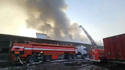 Алматыда екі қабатты қойма өртеніп жатыр