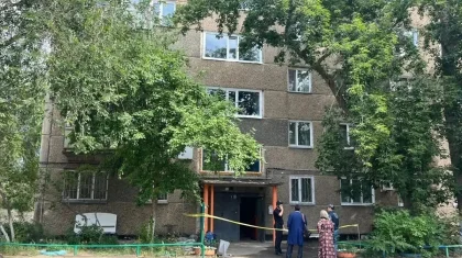 Павлодарда балаларын терезеден лақтырып жіберген ананың ақыл-есі кем деп танылды