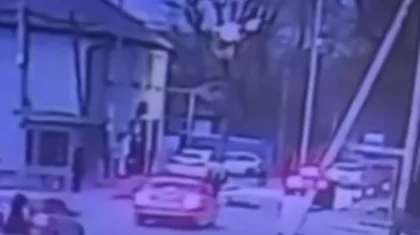 Алматыда жолдан жүгіріп өтпек болған баланы көлік қағып кетті (ВИДЕО)