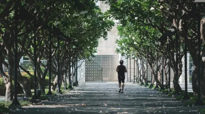 Алматыдағы Арбатта ер адамның бүлдіршінге қарап, мастурбация жасағаны туралы ақпарат тарады (ВИДЕО)