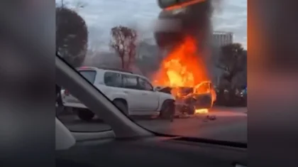 Алматыда Әл-Фараби даңғылының бойында Toyota көлігі өртеніп кетті