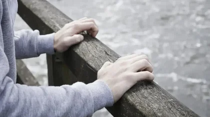 Талдықорғанда полицейлер көпір маңында тұрған жасөспірімді құтқарып қалды