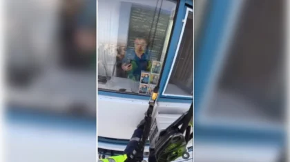 «Арқаныңды кесіп тастаймын»: Астана тұрғыны альпинистің жұмысына кедергі келтірді (ВИДЕО)