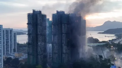 «Жүз адам із-түзсіз кетті, 44 адам қаза тапты»: Гонконгтағы биік үйдің алапат өртіне күдікті ретінде 3 адам ұсталды