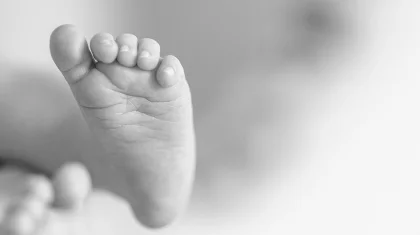 «Дәрігерлер 20 мың теңге сұраған»: Таразда жаңа босанған келіншек комада жатыр, ал сәбиі шетінеп кетті (ВИДЕО)