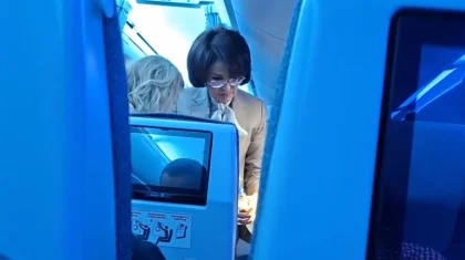 «Мен – дәрігермін»: Ақмарал Әлназарова ұшақта есінен танып қалған бойжеткенге көмек көрсетті (ВИДЕО)