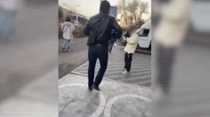 Алматыда бір топ ер адам «полицейміз» деп Қытай азаматтарының 5,5 млн теңгесін тартып алған