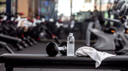 «Бөксемнен ұрды»: Астанадағы фитнес-клубта жаттықтырушылар арасында шу шықты (ВИДЕО)