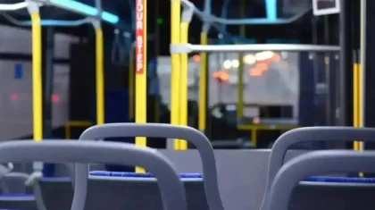 Астанада автобустағы орынға таласқан екі әйел төбелесіп, біреуінің маңдайы жарылды (ВИДЕО)