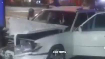 Алматыда мас жүргізуші автобус аялдамасына соғылды: бір адам зардап шекті