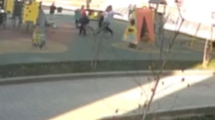 Алматыда еңгезердей ер адам аулада ойнап жүрген баланы бар күшімен теуіп құлатты (ВИДЕО)