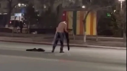 Астанада жалаңаш адам көлік ағылып жатқан жолға шығып кетті (ВИДЕО)