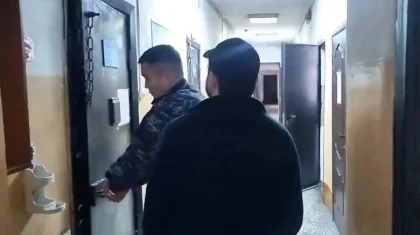 Семейде стендап-блогер жұрттың алдында боқтаймын деп түрмеден бір-ақ шықты