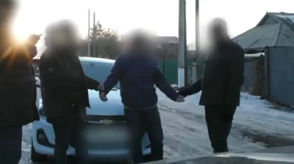 Астанада лауазымды қызметкер есірткі таратып жүрген жерінен ұсталды (ВИДЕО)