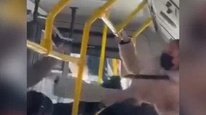 Алматыда автобусқа мінген екі әйел төбелесіп, бір-бірін аяусыз ұрды (ВИДЕО)