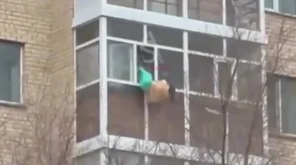 Астанада полицей балконнан секірейін деп тұрған әйел адамды құтқарып қалды