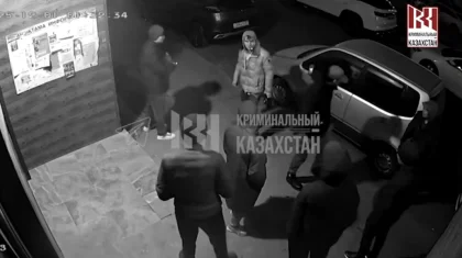 Бесағашта көшеде жүрген жас жігітті бір топ ер адам жабылып ұрып кетті (ВИДЕО)