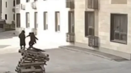 Алматыда аулада жүрген ер адамды аяусыз соққыға жығып кетті (ВИДЕО)