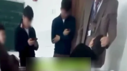 Алматы облысында мектеп мұғалімі оқушының құлағынан тартып, қолынан ұрған (ВИДЕО)