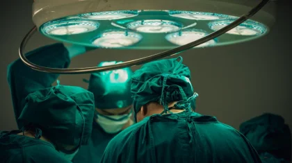 Төсін кішірейтпек болған: пластикалық ота жасаған әйел аурухана төсегінде көз жұмды