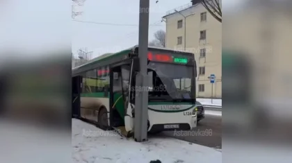 Астанада жолаушылар мінген автобус жол бойындағы бағанаға соғылып, екі адам жараланды