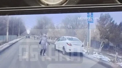 Ақтөбеде жаяу жүргіншілер өткелінен өтіп бара жатқан алты жасар қыз баланы көлік қағып кетті (ВИДЕО)