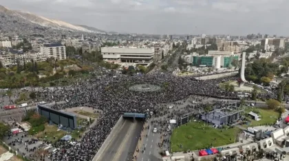 Асад режимінің құлағанына бір жыл толды: Сирияда мыңдаған адам көшеге шықты