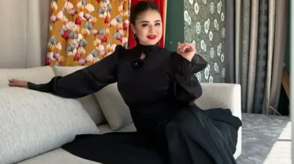 «Тұншықтырып жүріпсіз»: Мөлдір Мұқанова тағы бір ән жазды